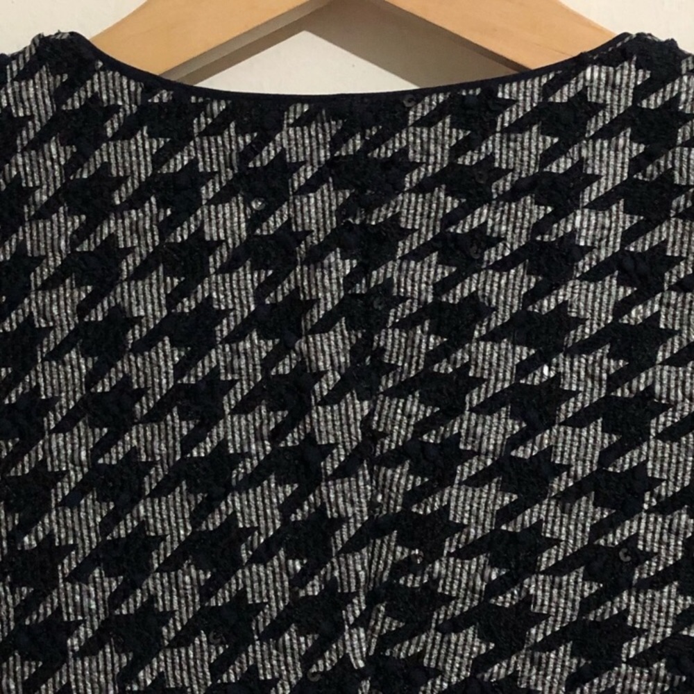 Like-🆕: Ann Taylor | Houndstooth🔹Shimmery V-Neck - Picture 9 of 9
